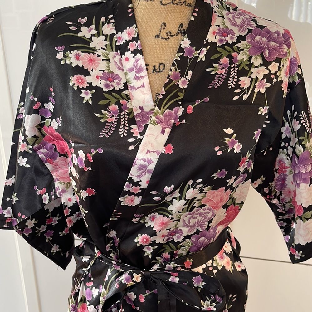Woman sold robe - Picture 2 of 4